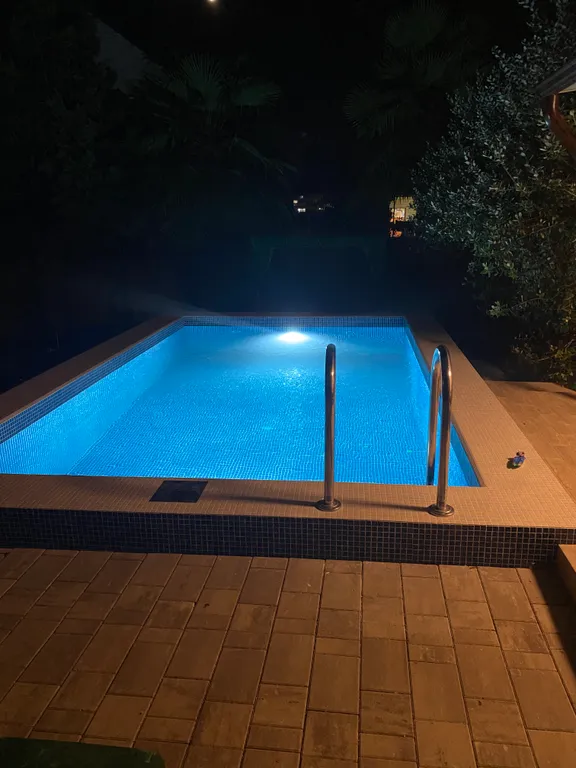 Коттедж с бассейном