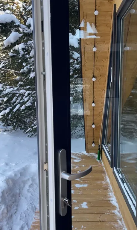 Современный дом в сосновом лесу в 30 минутах от аэропорта