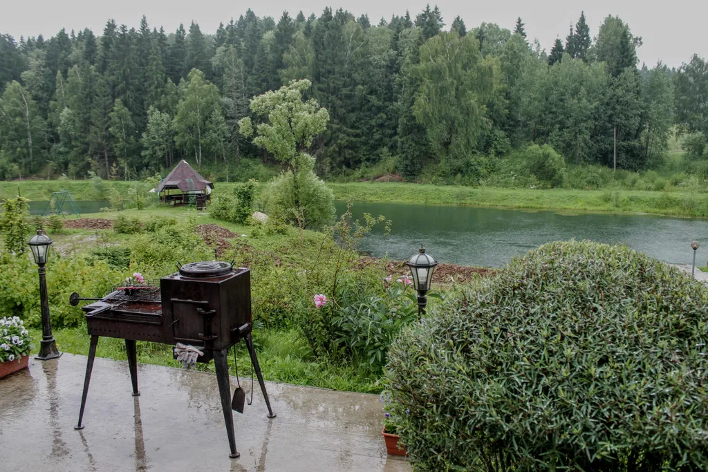 Дом на берегу реки с баней на дровах