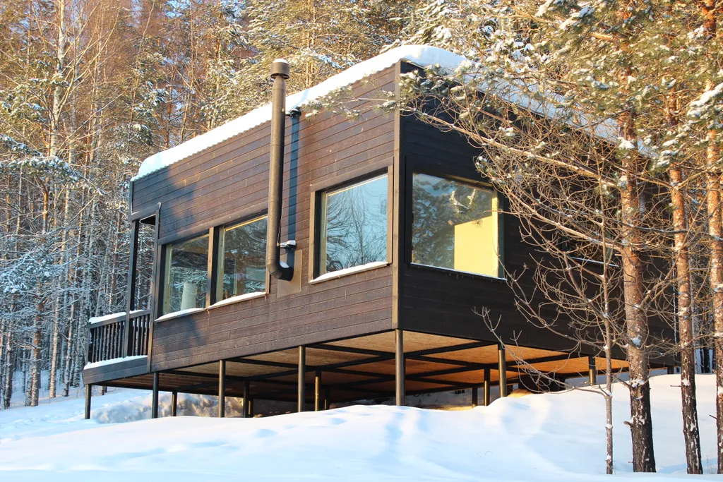 Домик в диком лесу на берегу реки