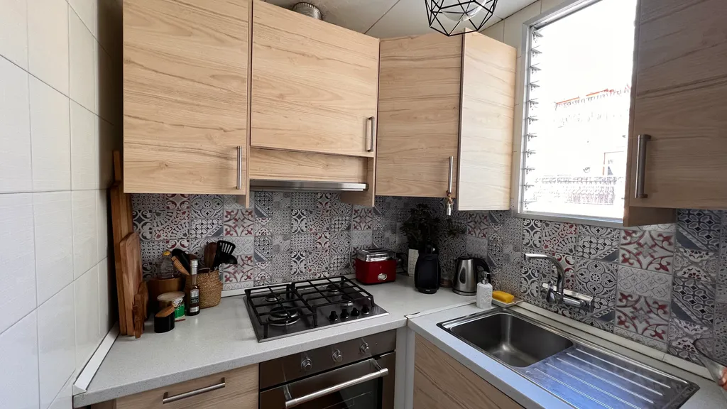 Уютная комната с балконом в центре