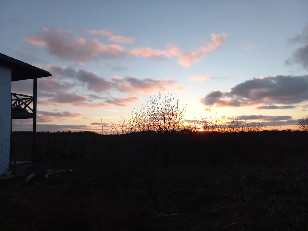 Дом с видом на море и отдельно стоящей баней.