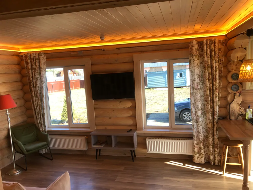 Дом у озера с теннисным столом