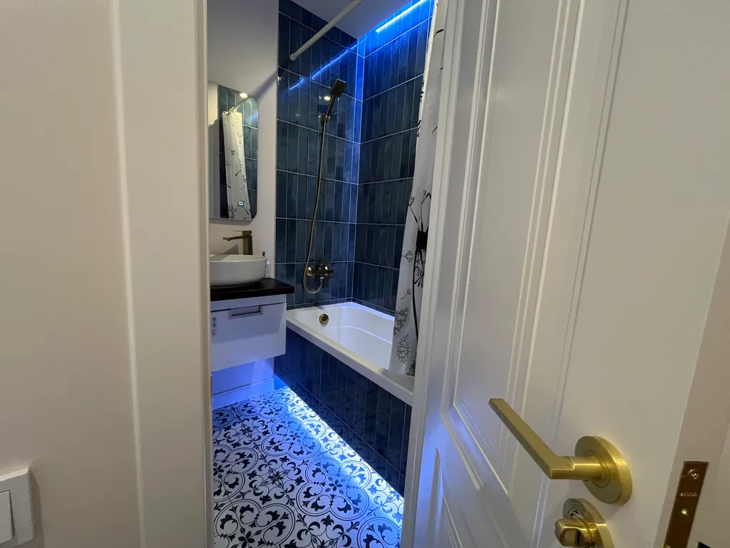 Квартира с панорамными окном в спальне