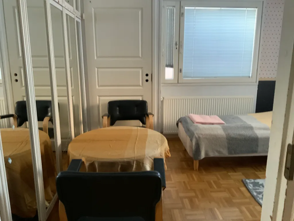 Уютный дом с камином рядом с центром