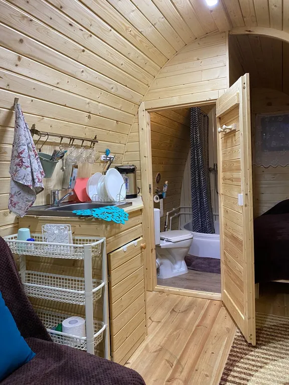 Арочный домик на краю леса с торцевым входом