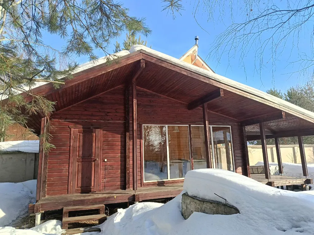 Коттедж с французскими окнами на участке с соснами и берёзами