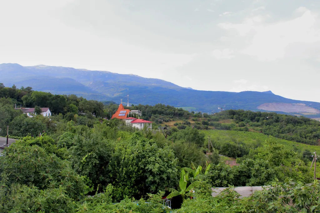Дом с бассейном в районе Артека и горы Аю-Даг