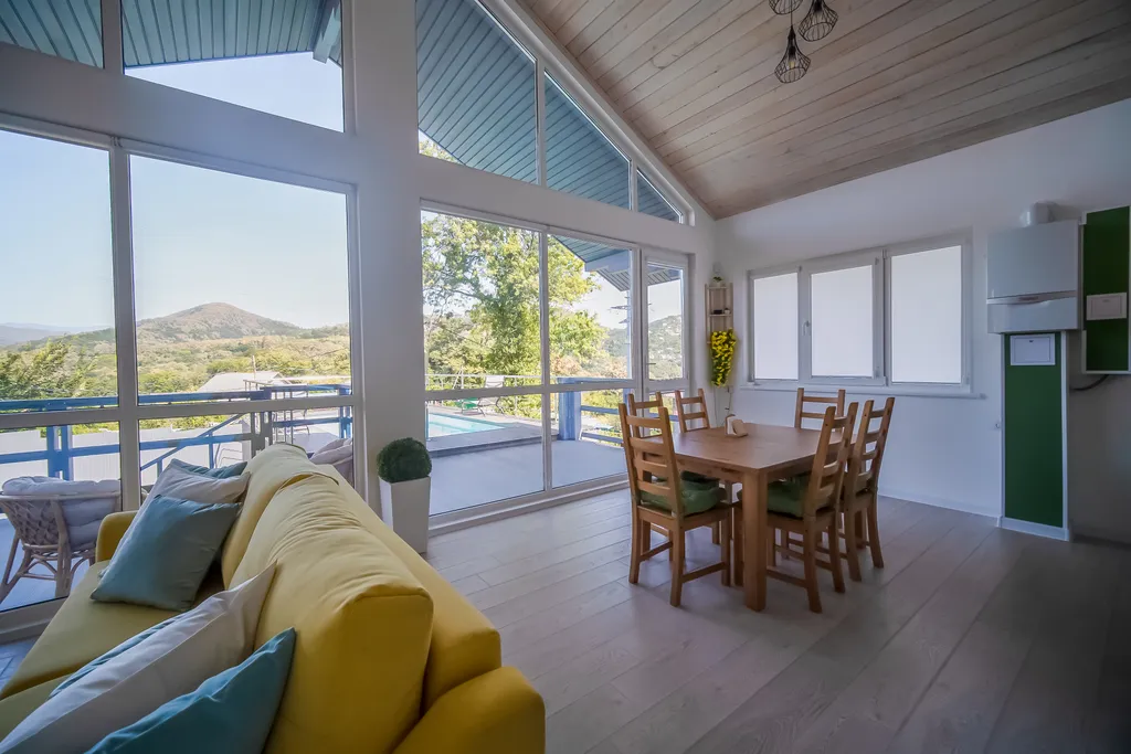 Уютный дом с теплым бассейном, дровяной баней и сибирским чаном