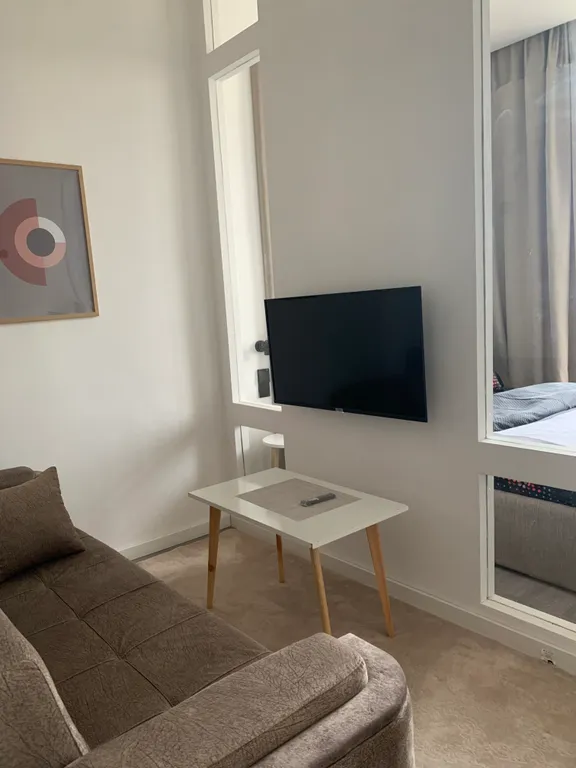 Студия с балконом в центре Баку