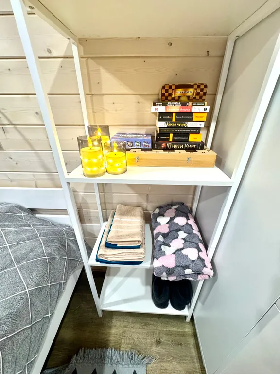 Уютный домик с панорамным окном и видом на лес