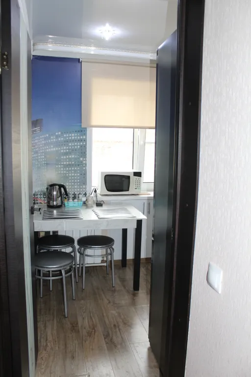 Уютная однокомнатная квартира в спокойном районе, с кроватью и диваном