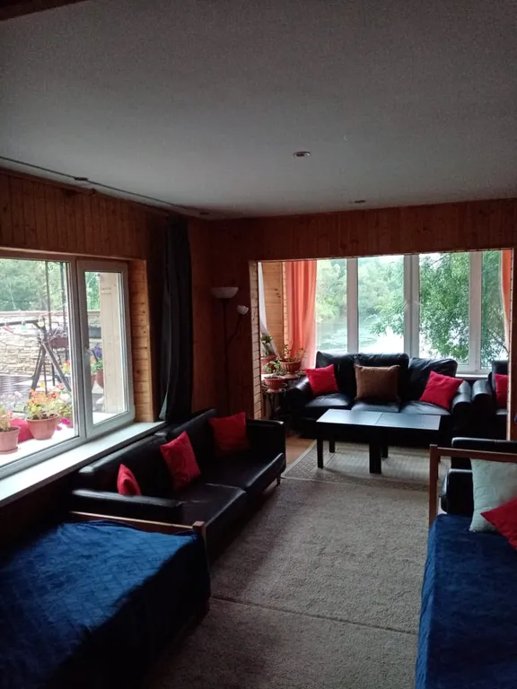 Уютный дом на берегу реки