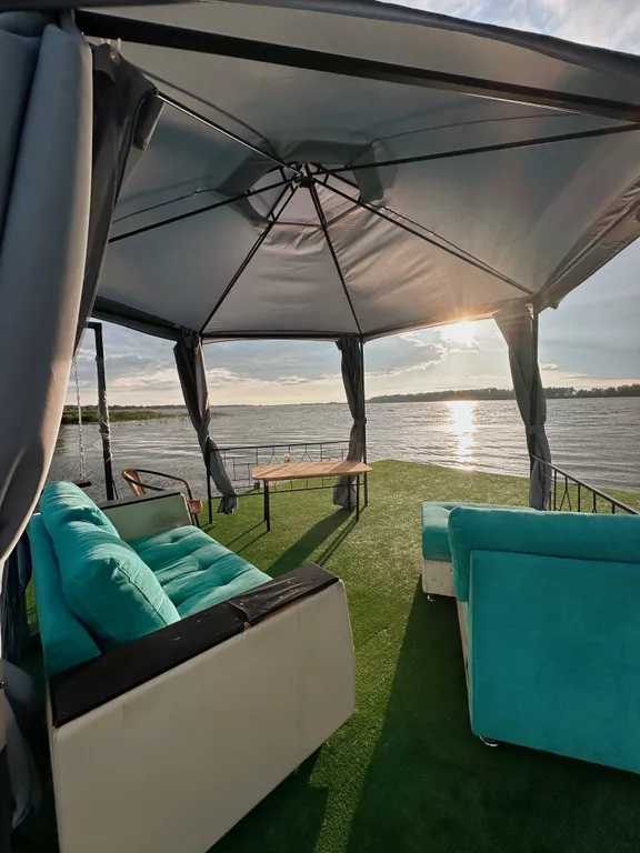 Двухэтажный дом на берегу реки Волга