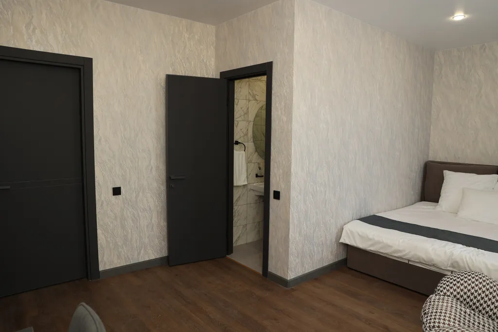 Четырехместный номер с 1 кроватью и диваном