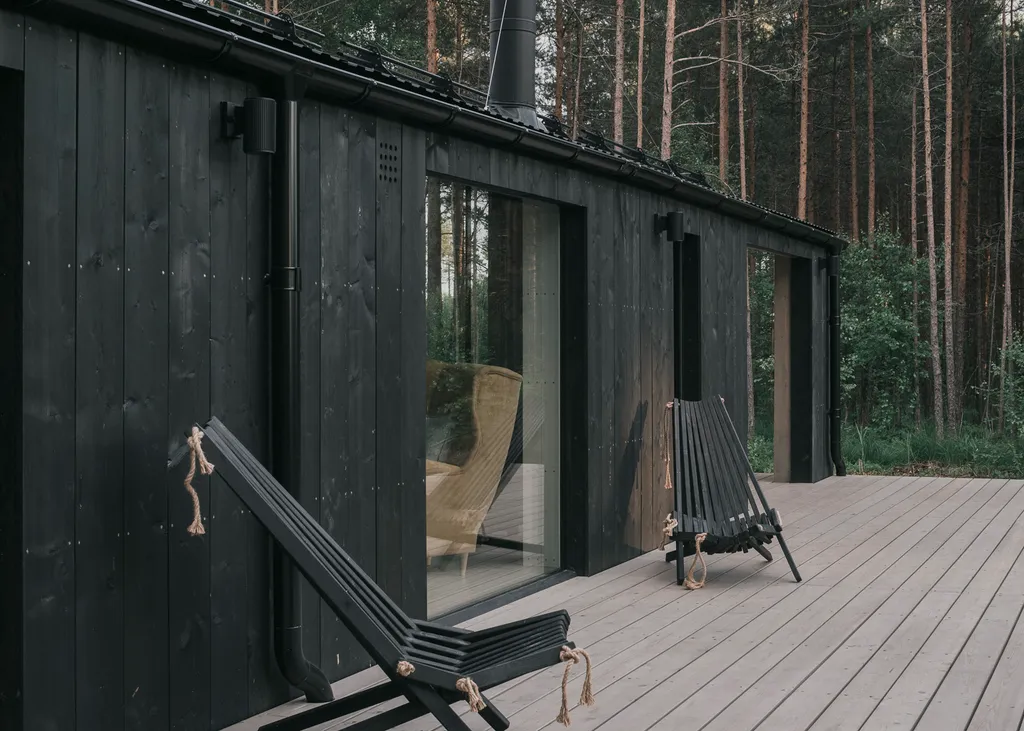 Загородный дом с просторной террасой и баней