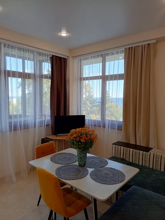 Уютная видовая 2-комнатная квартира у парка и моря