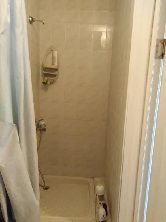 Первый этаж дома с отдельным входом и небольшим двориком