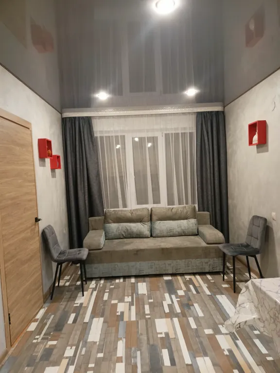 Домик с видом на пруд и сосны