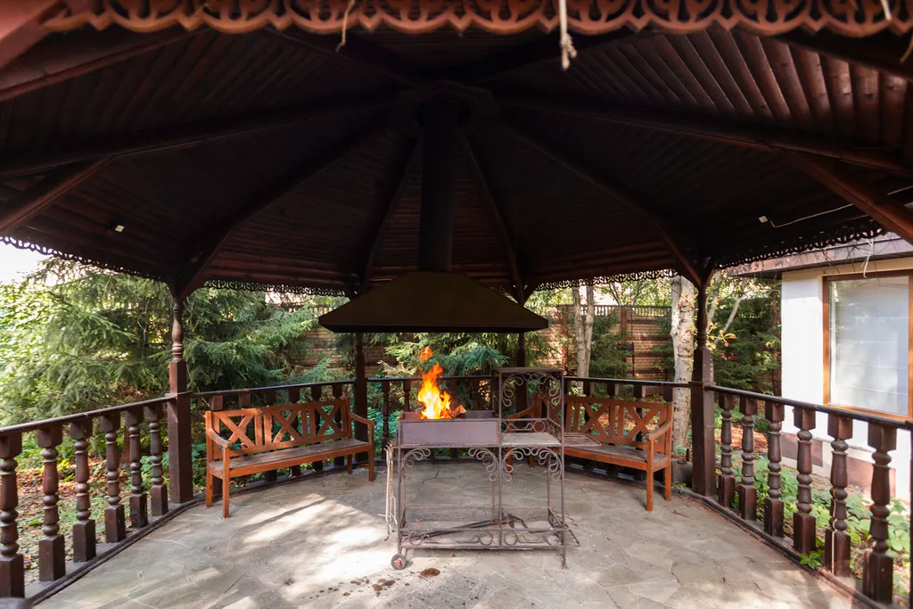 Загородный дом с бассейном, сауной и собственным лесом на участке