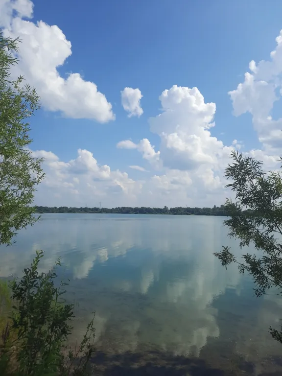 Уютный домик рядом с озером в природном тихом месте