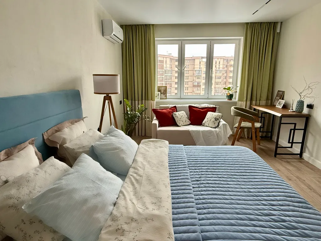 Розовая лошадка у себя дома