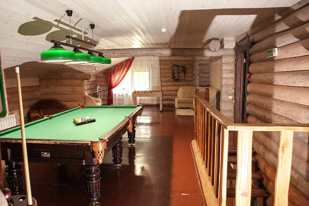 Деревянный дом у озера с сауной и бильярдом