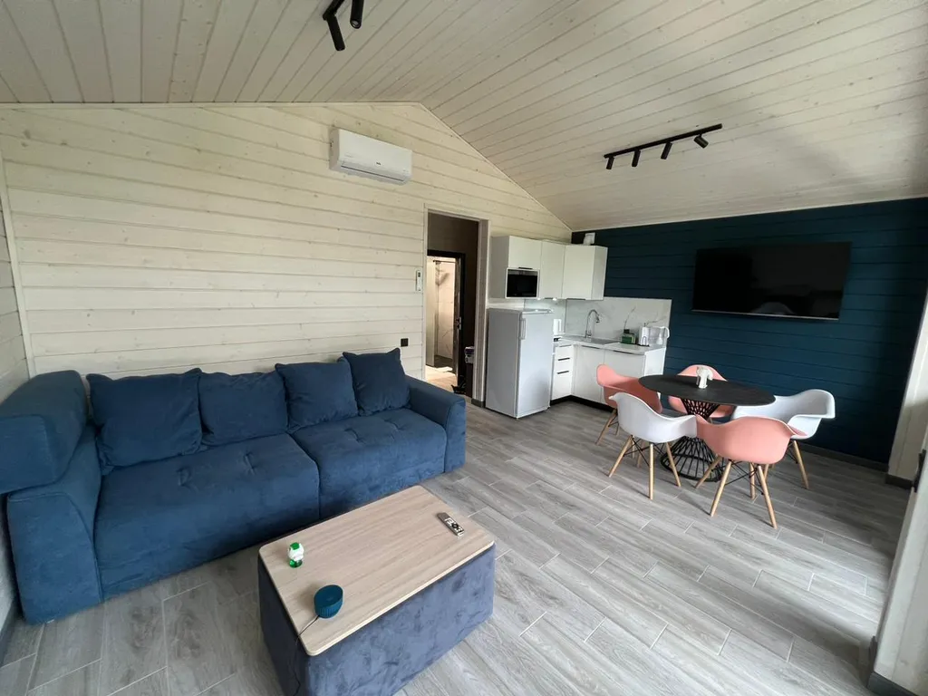 Уютный дoмик c паноpaмными окнами на лес