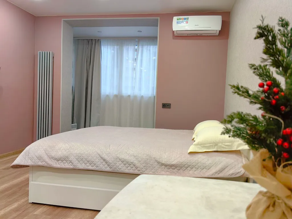 Просторная студия рядом с большим торговым центром