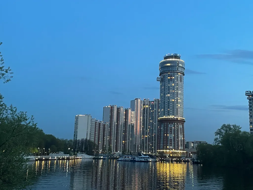 Современные апартаменты с живописным видом на канал и парк