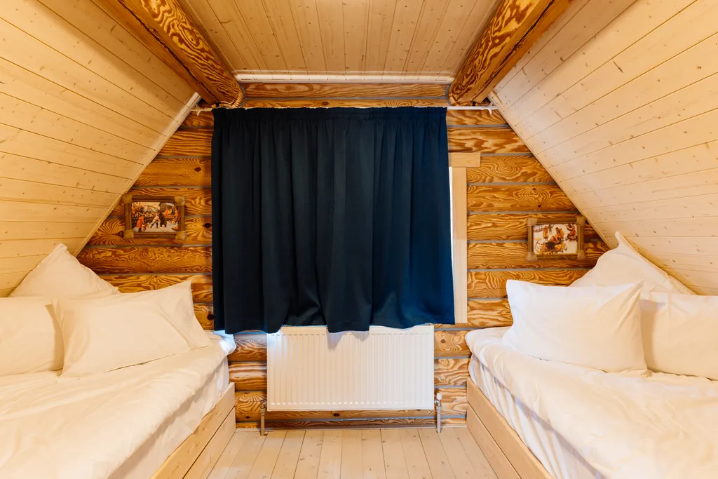 Двухэтажный сруб на берегу озера