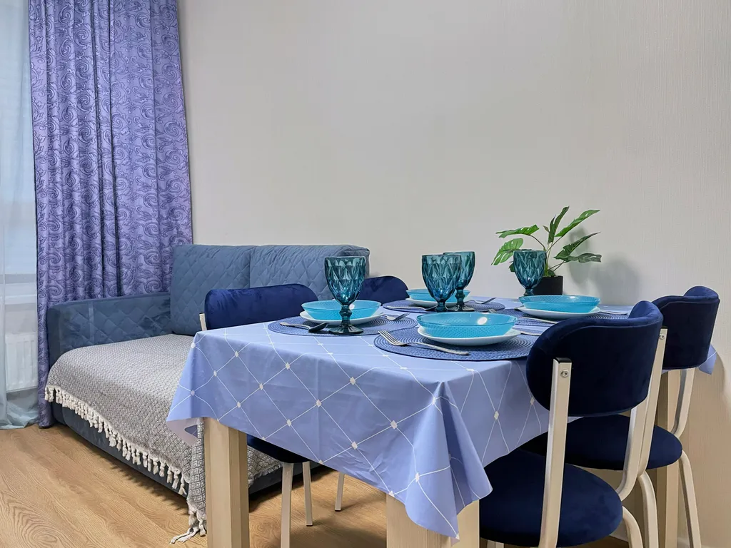 Уютная светлая трешка кухня отдельно, 2 балкона