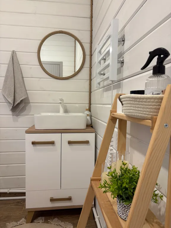 Уютный домик у лесного озера