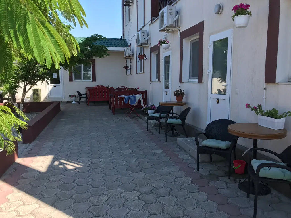 Четырёхместный номер, с видом во двор