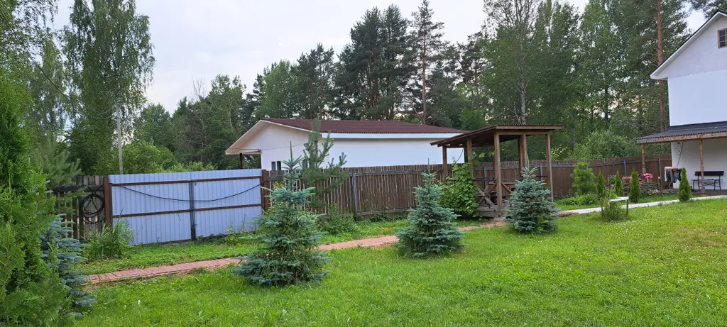 Коттедж Коттедж у озера в лесу — Луга