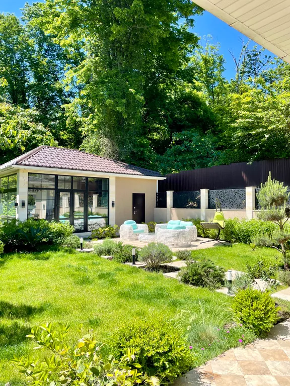 Стильный дом с открытым бассейном и сауной