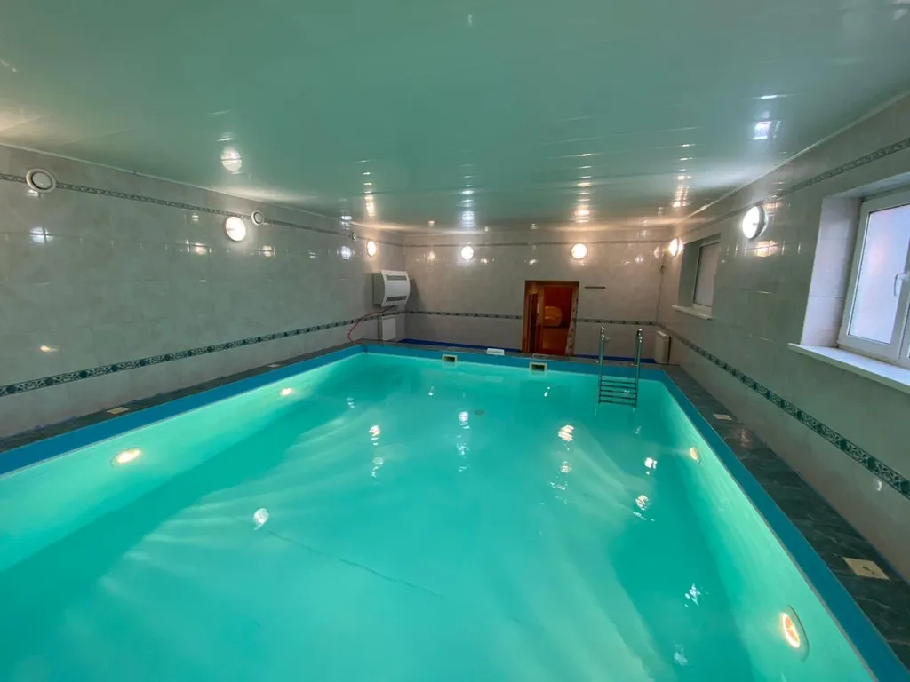 Коттедж Коттедж с большим бассейном — Черное