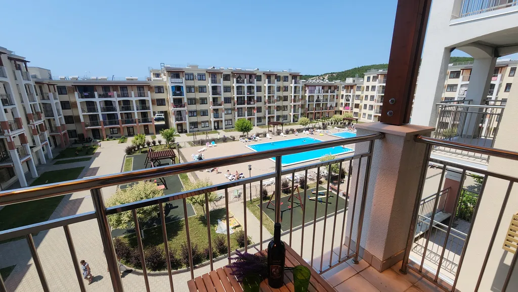 Евродвушка с видом на бассеин