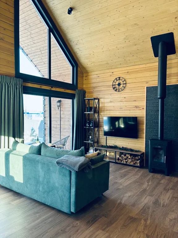 Уютный домик у леса с камином и панорамными окнами