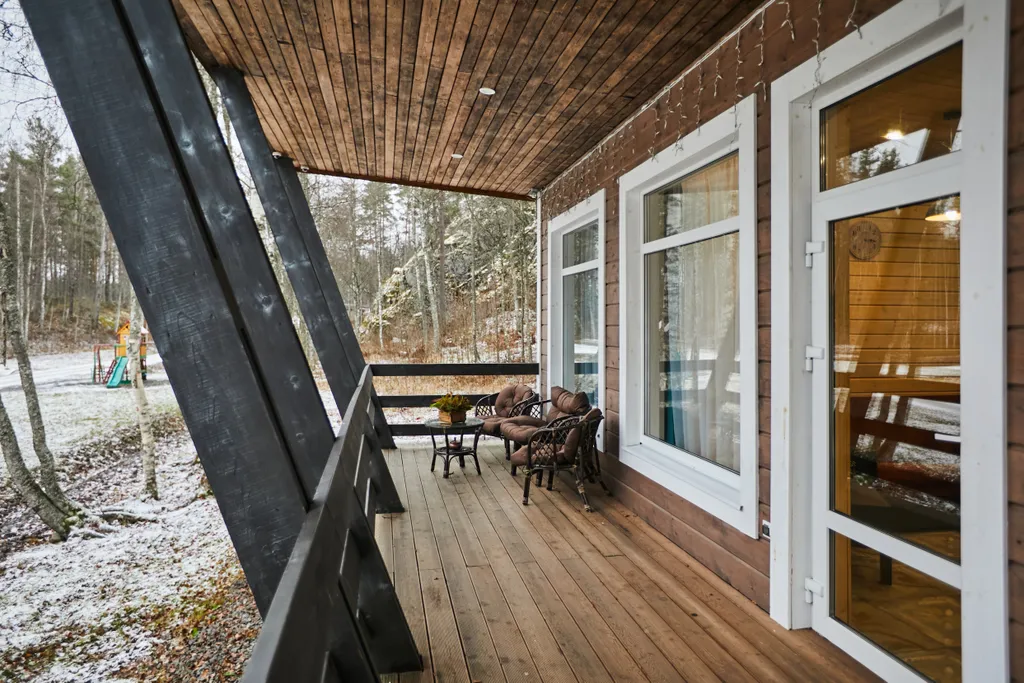 Просторный коттедж с 4 спальнями, камином и террасой