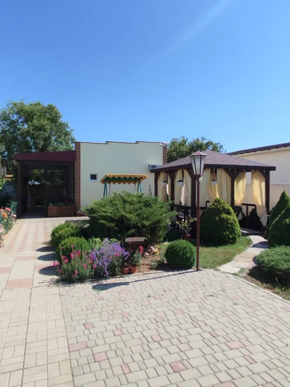 Уютная комната с кухней в частном доме