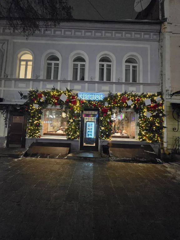 Центрее не бывает! Сразу за памятником ленина в стиле есенинская русь