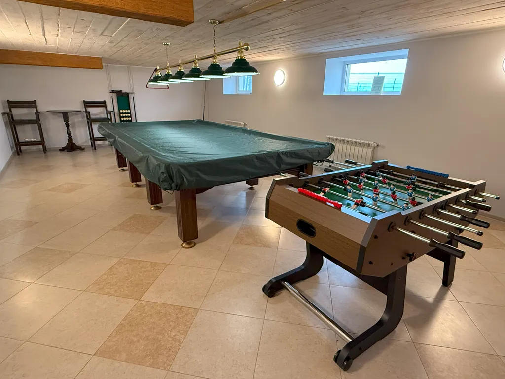 Дом с бассейном, спортзалом и 3 спальнями