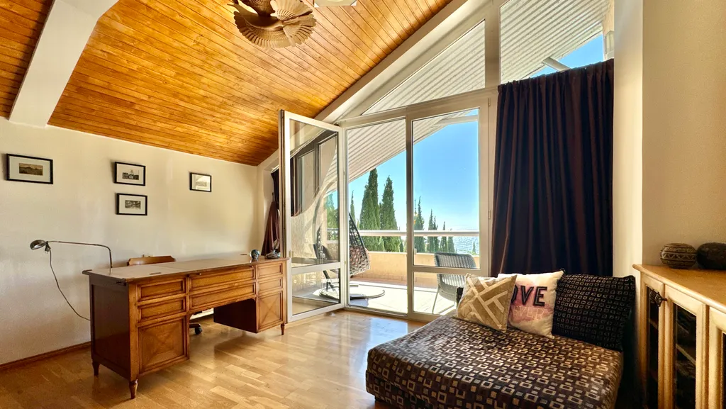 Дом у моря с личным парком, бассейном и сауной