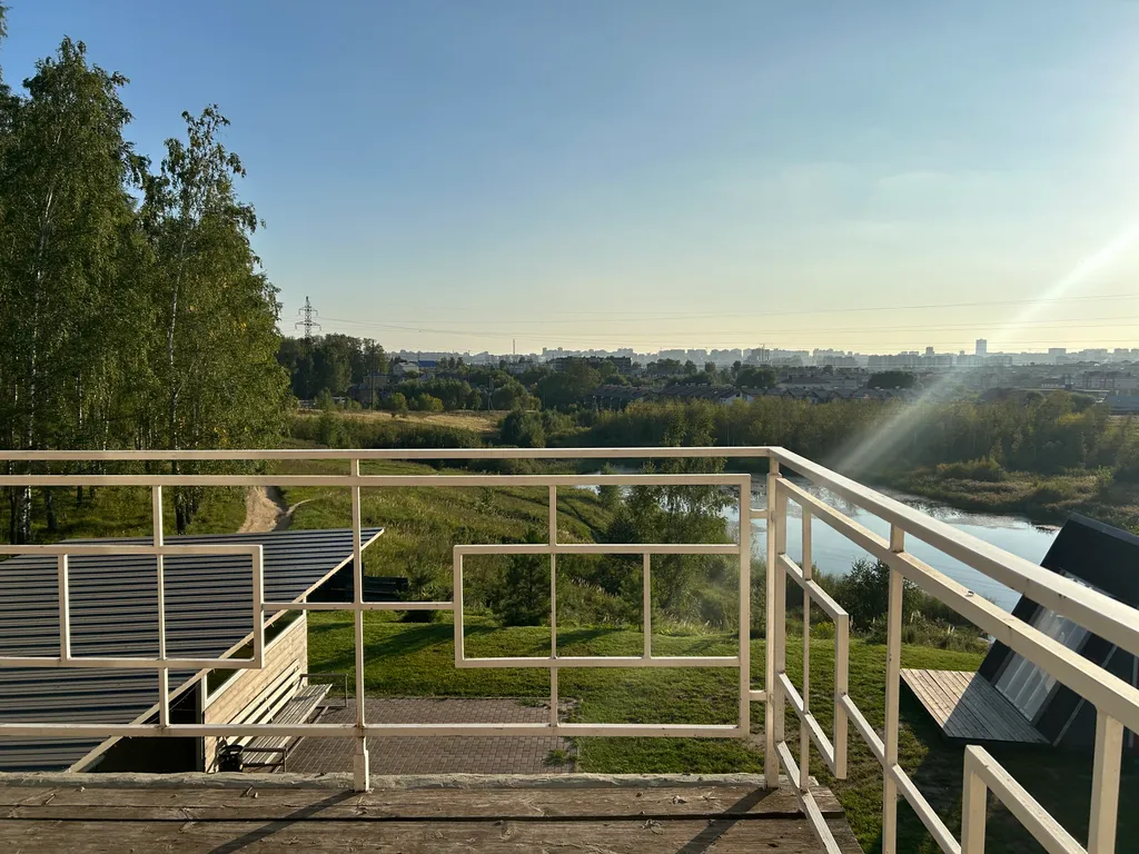 Гостевой дом среди леса с видом на озеро и город