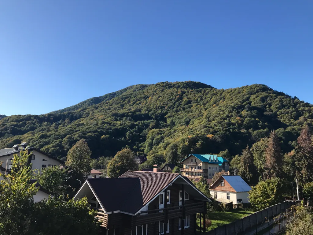 Панорамная студия с потрясающим видом на горы в центре красной поляны