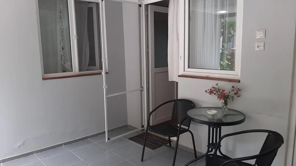 Бесо хаус апартамент с отдельным двориком недалеко от парка