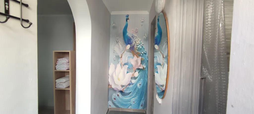 Домик с павлином