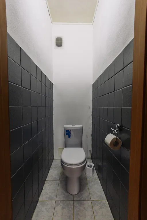 Коттедж в центре города с камином, аэрохоккеем, спортзалом и библиотекой