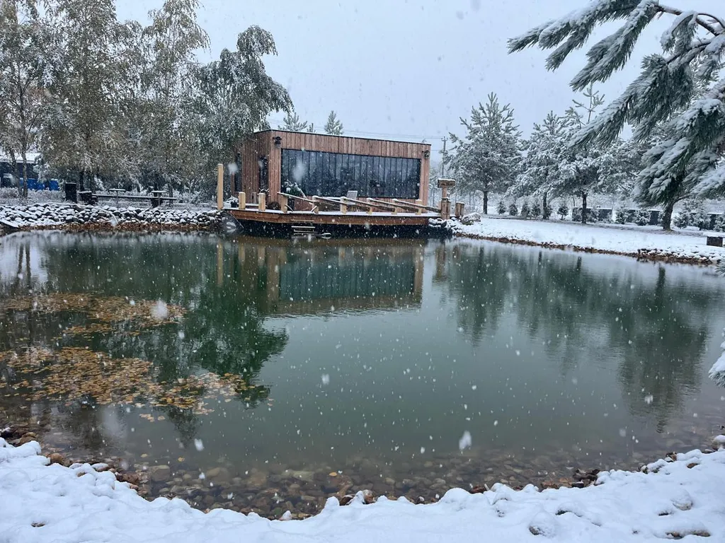 Дом у пруда с пляжем